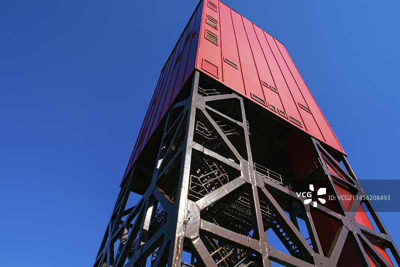 蓝天下的钻井架，低角度拍摄图片素材