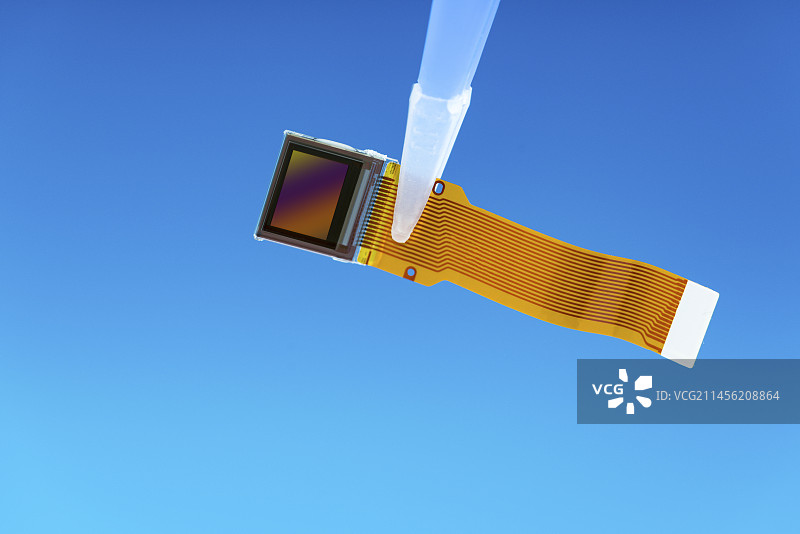 镊子夹持图像传感器图片素材