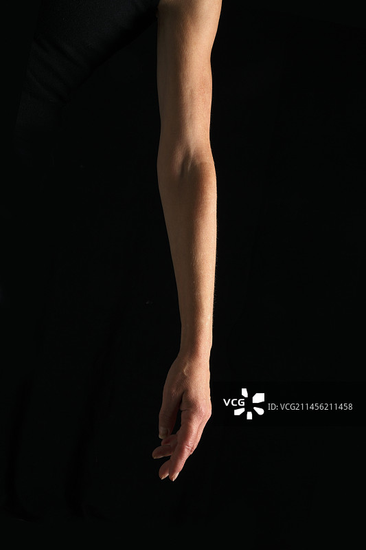 黑色背景上的手臂图片素材