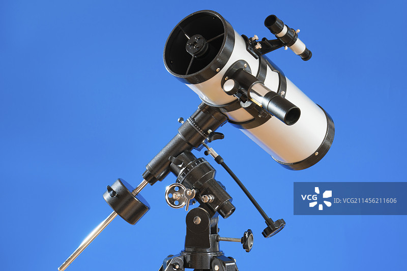 蓝色背景下的望远镜图片素材