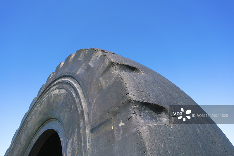 磨损的橡胶轮胎图片素材