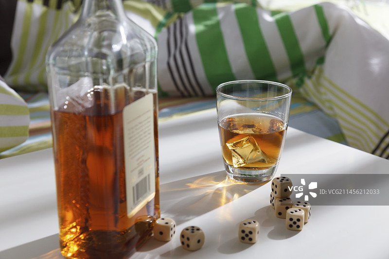 威士忌酒瓶和骰子图片素材