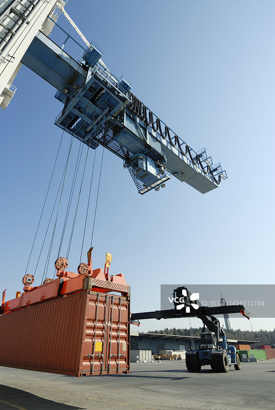 起重机降低货运集装箱图片素材