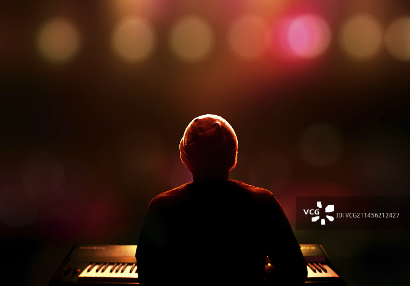 在舞台上弹钢琴的人图片素材