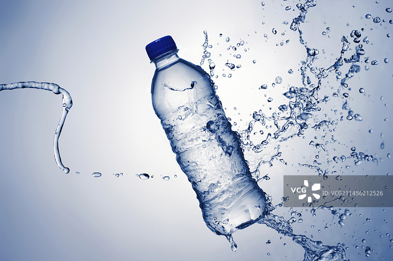 矿泉水瓶和水花图片素材