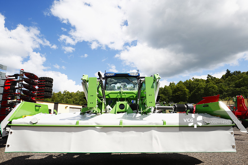 带割草机的拖拉机图片素材