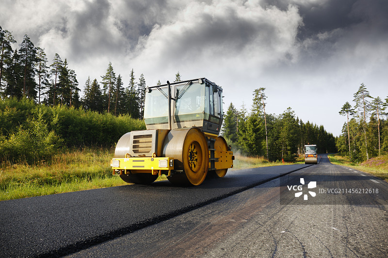 沥青路面与压路机图片素材
