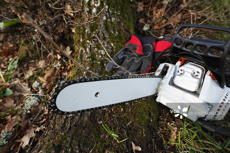 电锯和手套图片素材