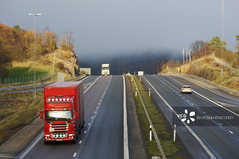 公路上的卡车图片素材