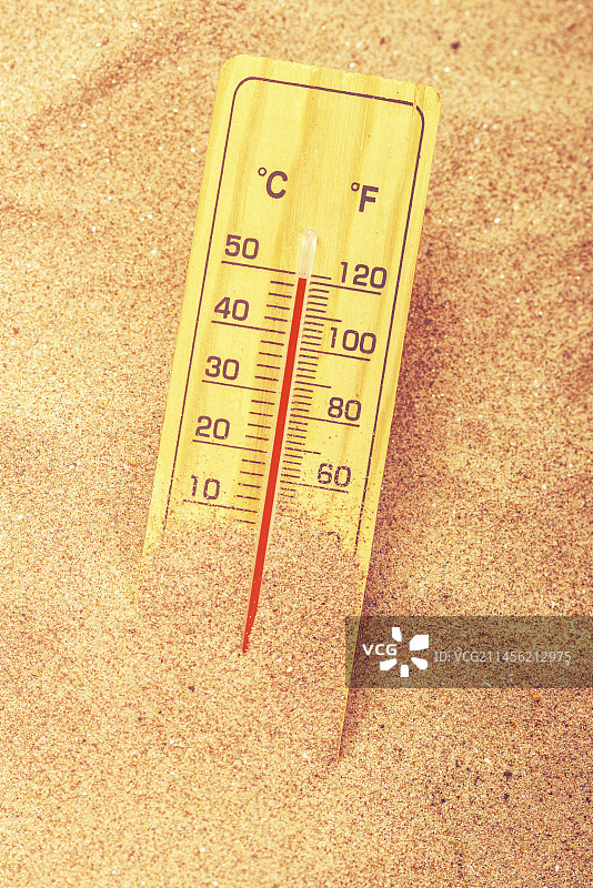 沙滩上的温度计图片素材