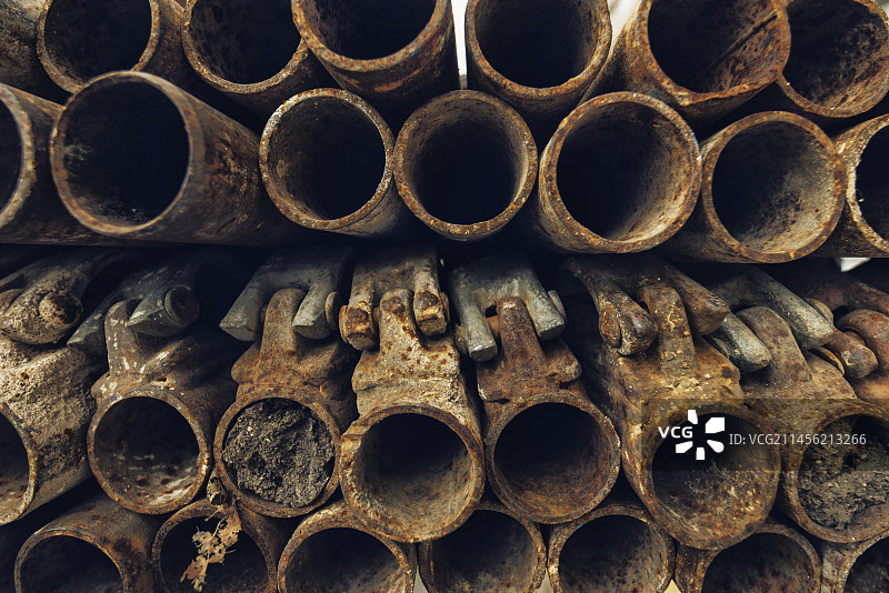 建筑工地生锈的旧脚手架管图片素材