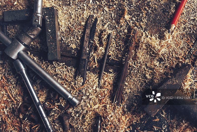 旧木工工作台上的各种工具图片素材
