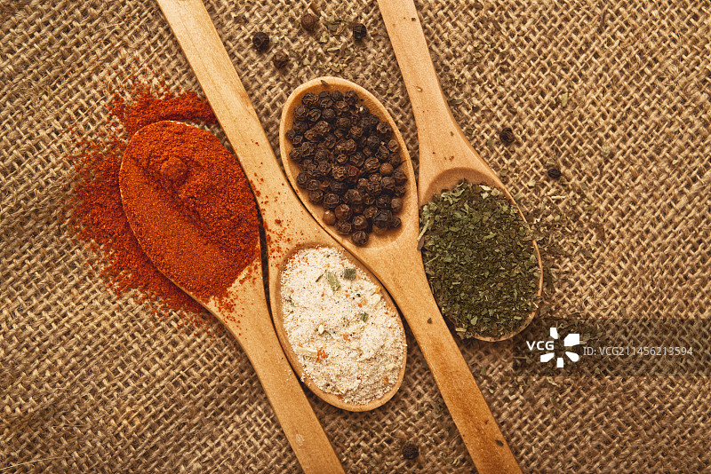 木勺上的各种香料图片素材