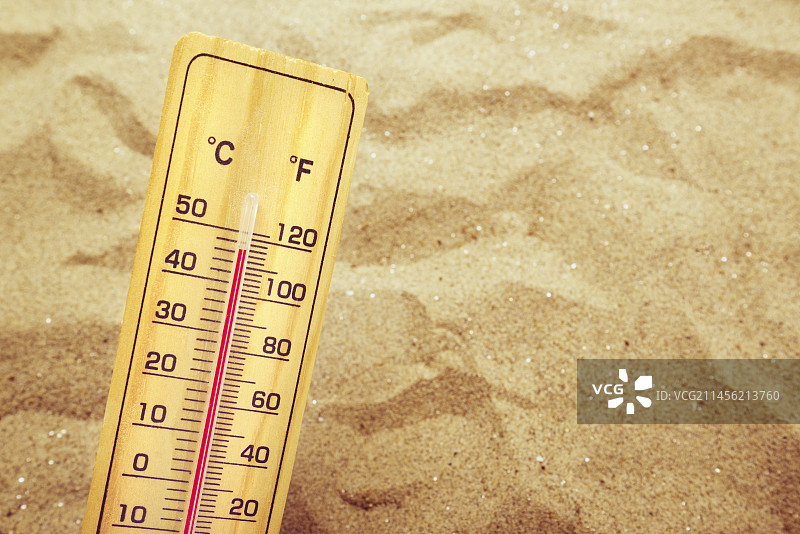 炎热沙漠沙子上的温度计图片素材