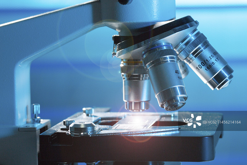 显微镜载物台和镜头图片素材