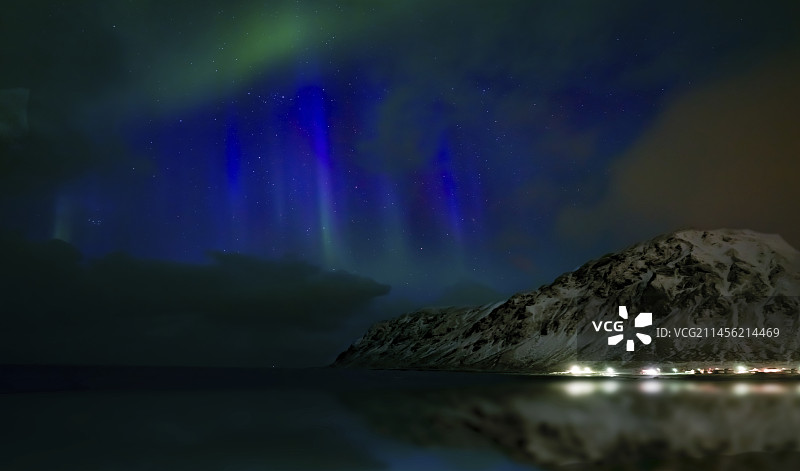 挪威洛弗敦群岛Skagsanden海滩的北极光图片素材