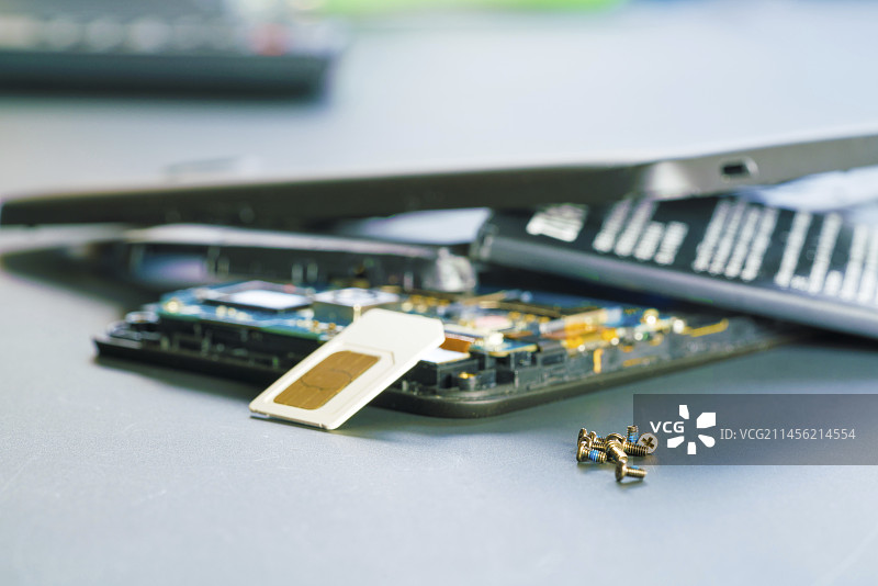 维修中心内已拆卸的手机图片素材