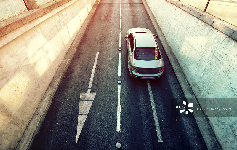 汽车驶出地下通道图片素材