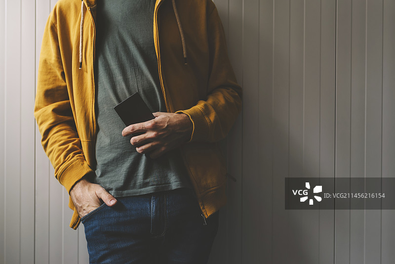 使用智能手机的男人图片素材