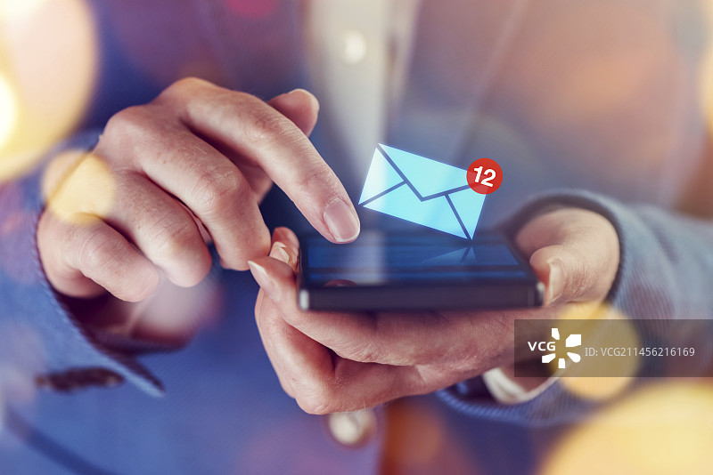 智能手机上的电子邮件通知图片素材