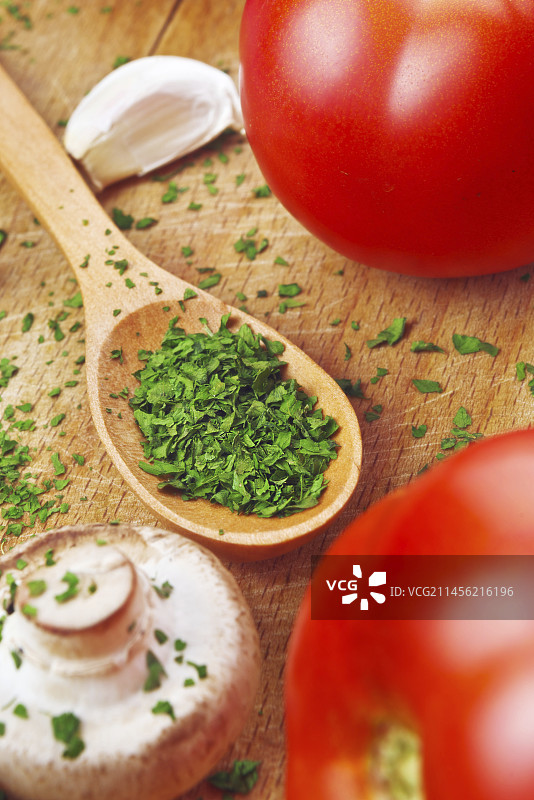 木勺上的切碎的欧芹图片素材