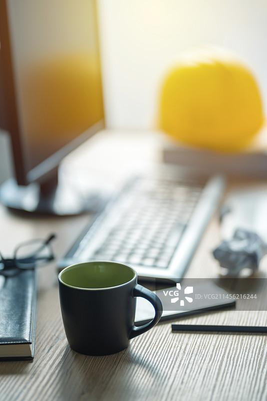 带有马克杯的办公桌图片素材