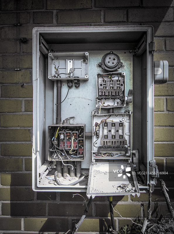 废弃的保险丝盒图片素材