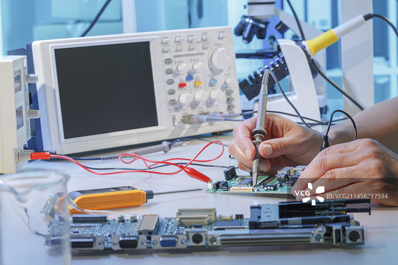 修理印刷电路板图片素材
