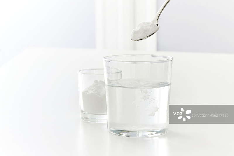 溶解在水中的小苏打图片素材