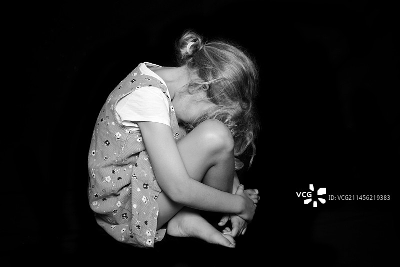 悲伤的女孩图片素材