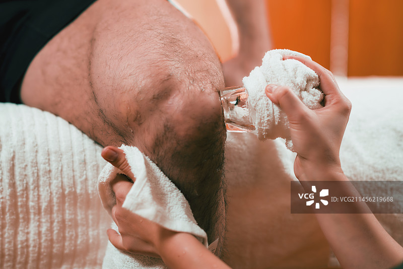 用于膝盖疼痛的冷冻按摩图片素材