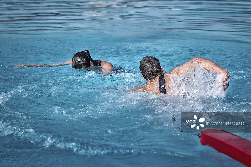 救生员正在向溺水女子游去图片素材