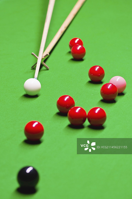 架杆上的斯诺克球杆图片素材