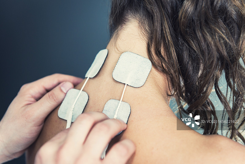 在颈部放置TENS电极图片素材