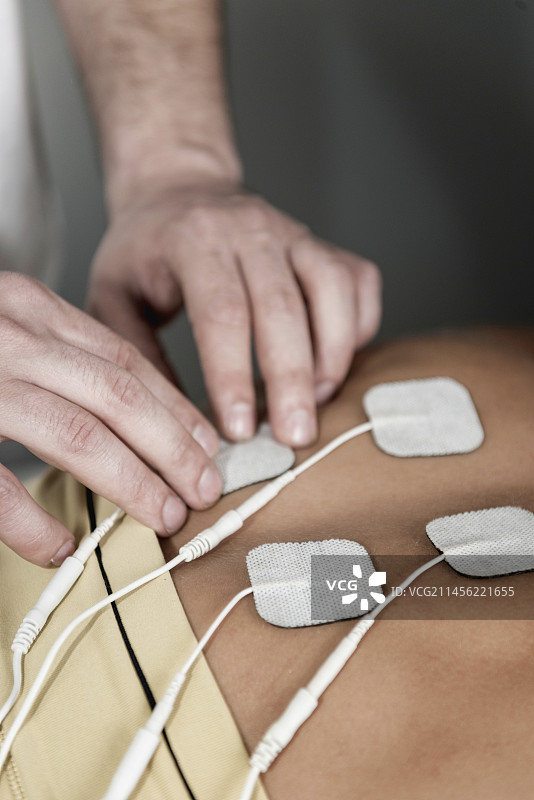 将TENS电极放置在上背部图片素材