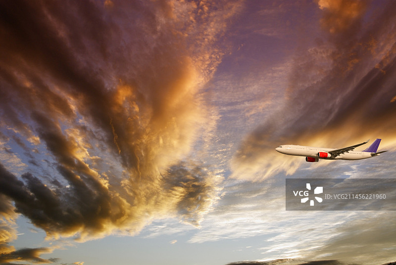 戏剧性天空下的客机图片素材