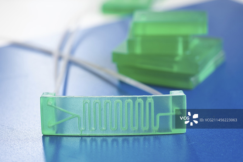 芯片上的微流控实验室设备图片素材