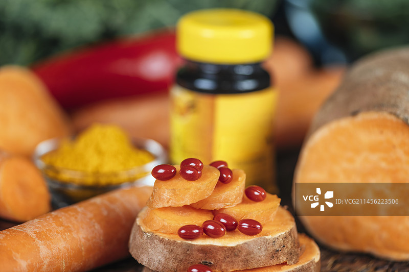 β-胡萝卜素补充剂药丸和蔬菜图片素材