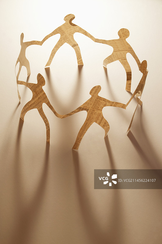 手牵手的纸娃娃图片素材