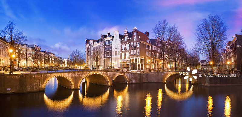 荷兰阿姆斯特丹皇帝运河的黄昏图片素材