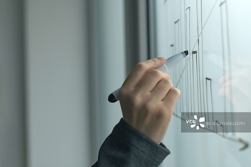 商务女性在白板上绘制图表图片素材