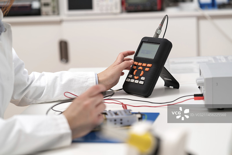 电气工程师调试电路板图片素材