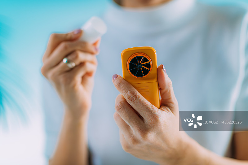 女人使用肺活量计图片素材