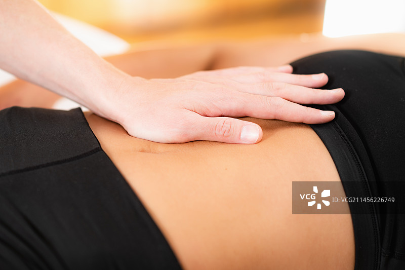 理疗师为女性运动员治疗图片素材