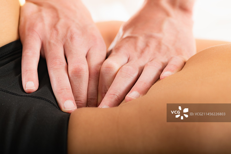 骨科医生为患者进行治疗图片素材