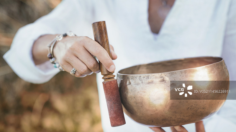 使用颂钵进行声音疗法图片素材