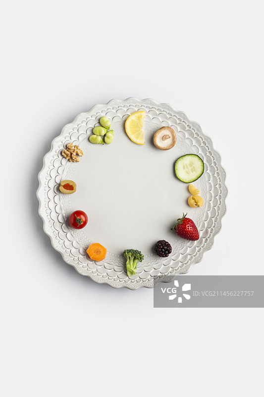 摆放成时钟的新鲜水果和蔬菜餐盘图片素材