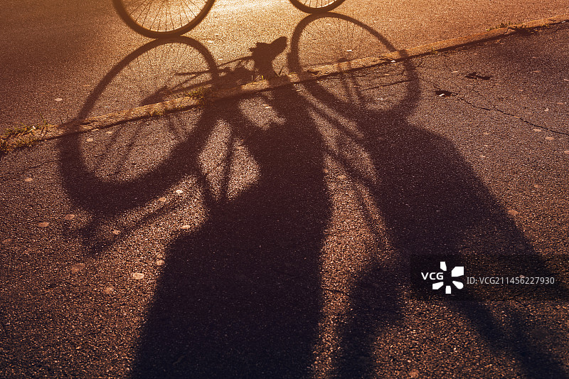 自行车道上的骑自行车者影子图片素材