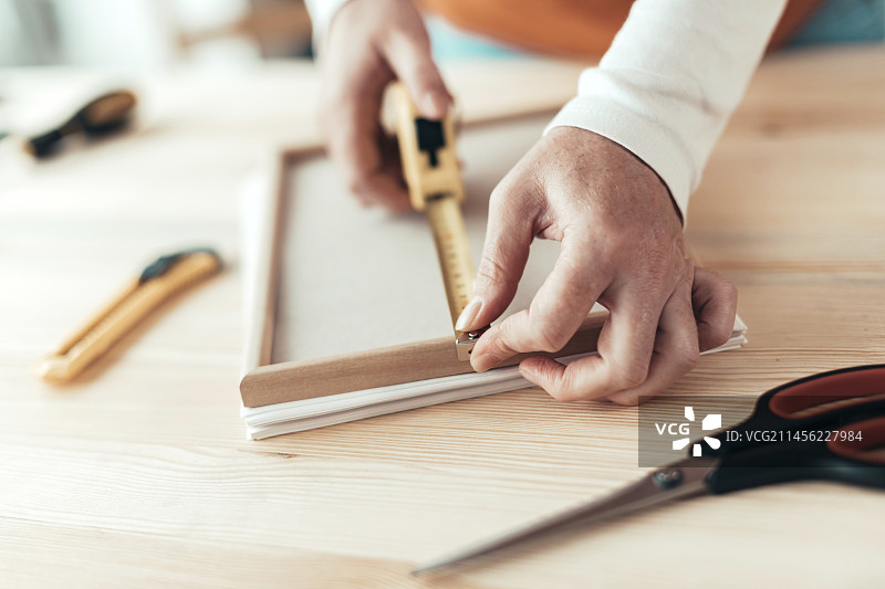 木匠在车间测量相框图片素材