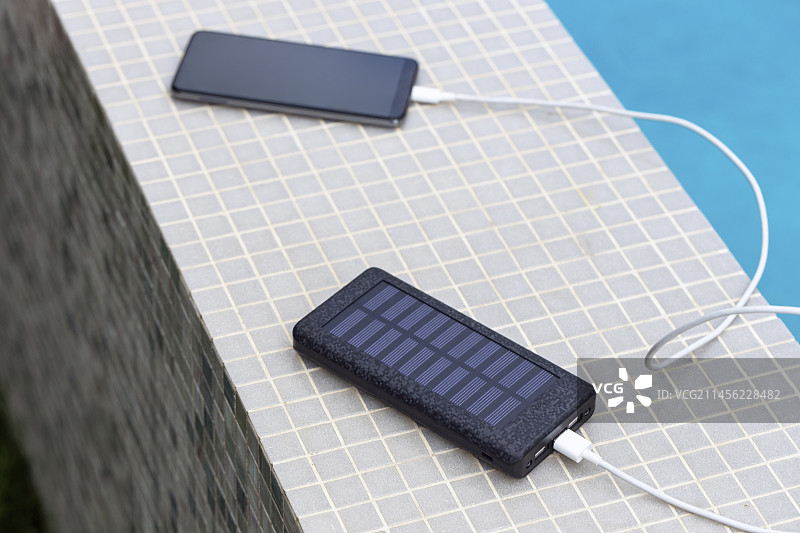 太阳能智能手机充电器图片素材